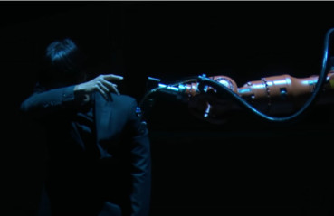 A human-robot dance duet | Huang Yi & KUKA